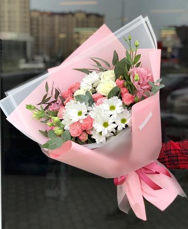 Букет цветов из: Розы, Лизиантусы и Хризантемы в Спирово